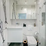 The Black Crane Apartmán *
