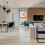 The Black Crane Apartmán *